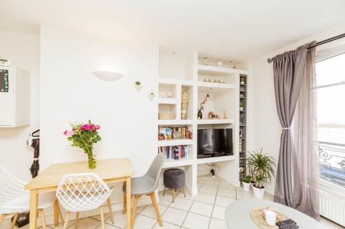 Modern apartment facing south in Paris