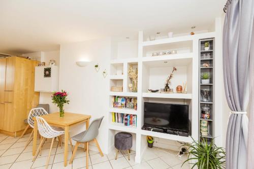 Modern apartment facing south in Paris