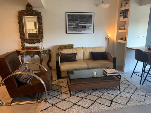 Modern apartment ideally located