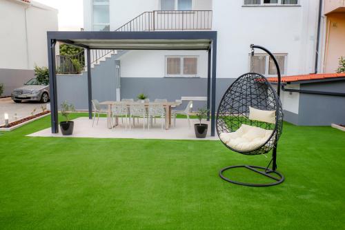 Modern Apartment With Garden