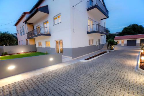 Modern Apartment With Garden