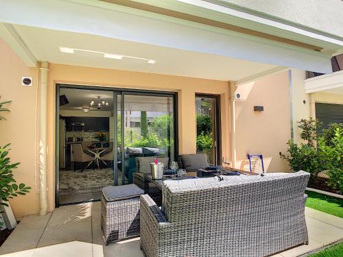 Modern apartment with swimming pool in residence Cannes Palm Beach