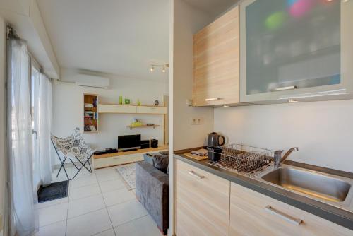 Modern Apt w/Balcony & Alp Views/Nr Town & Beach