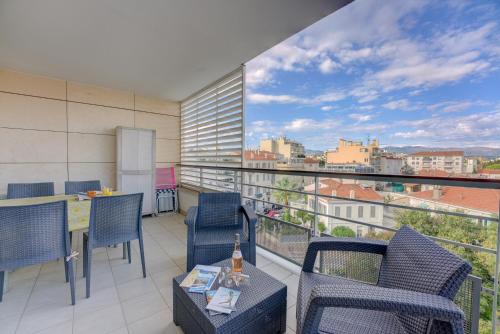 Modern Apt w/Balcony & Alp Views/Nr Town & Beach