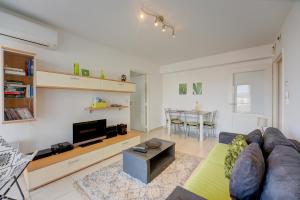 Modern Apt w/Balcony & Alp Views/Nr Town & Beach