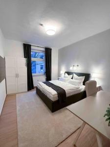 Modern City apt. -with 2 TV, Netflix and work desk