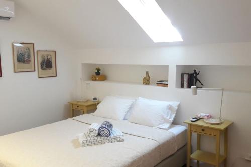 Modern Cosy Flat with Terrace in Campo de Ourique.