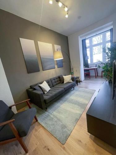 Modern Cozy apt. -with 2 TV, Netflix and work desk