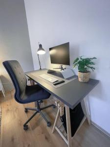 Modern Cozy apt. -with 2 TV, Netflix and work desk