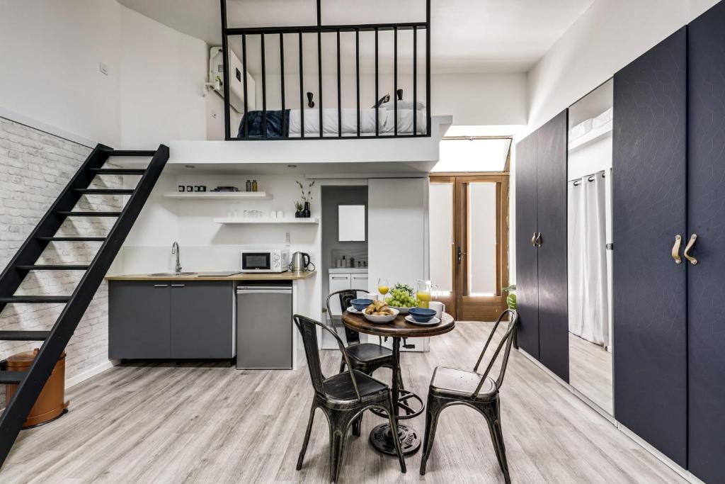 Modern french studio IN PARIS Rue René Boulanger 66, 75010 Paris
