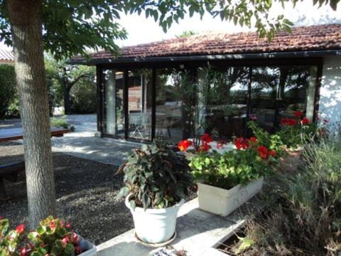 MODERN GARDEN-LEVEL APARTMENT 2 mn from the beaches !
