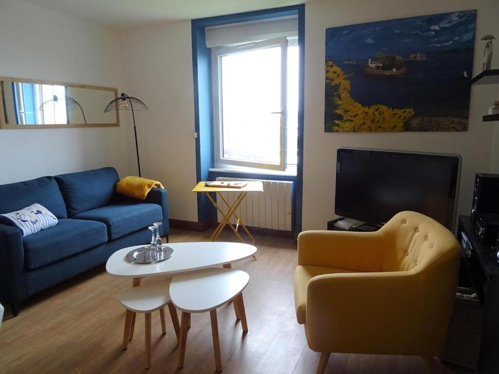 Modern Holiday apartment with sea view, Plougasnou , 29630 Plougasnou