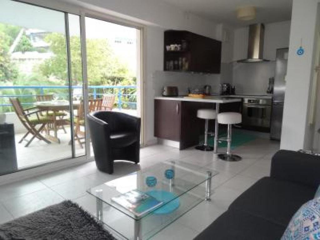 Modern one bedroomed apartment just off the Cannes Seafront with a terrace and pool access 1753 49 Avenue Dr Picaud, 06400 Cannes