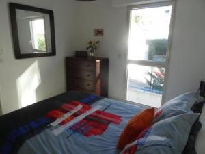 Modern one bedroomed apartment just off the Cannes Seafront with a terrace and pool access 1753