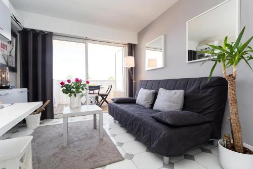 Modern Studio Apt w/Balcony/Port Views/nr Old Town
