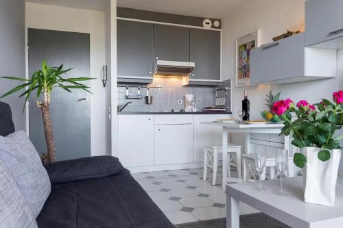 Modern Studio Apt w/Balcony/Port Views/nr Old Town