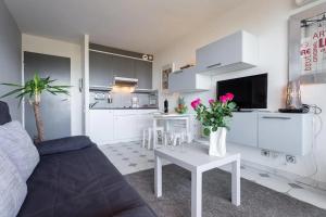 Modern Studio Apt w/Balcony/Port Views/nr Old Town