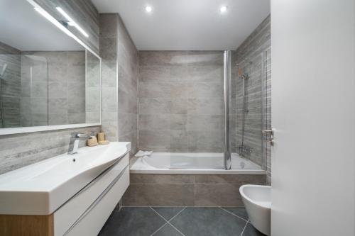 Modern Stylish 2 Bedroom Apartment, Close to Amenities, Cabanas