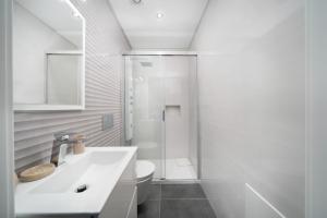 Modern Stylish 2 Bedroom Apartment, Close to Amenities, Cabanas