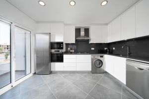 Modern Stylish 2 Bedroom Apartment, Close to Amenities, Cabanas