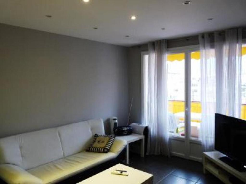 Modern two bedroom accommodation in the center of Cannes, next to the Croisette and the Palais - 1455 12 avenue General Ferrie, 06400 Cannes