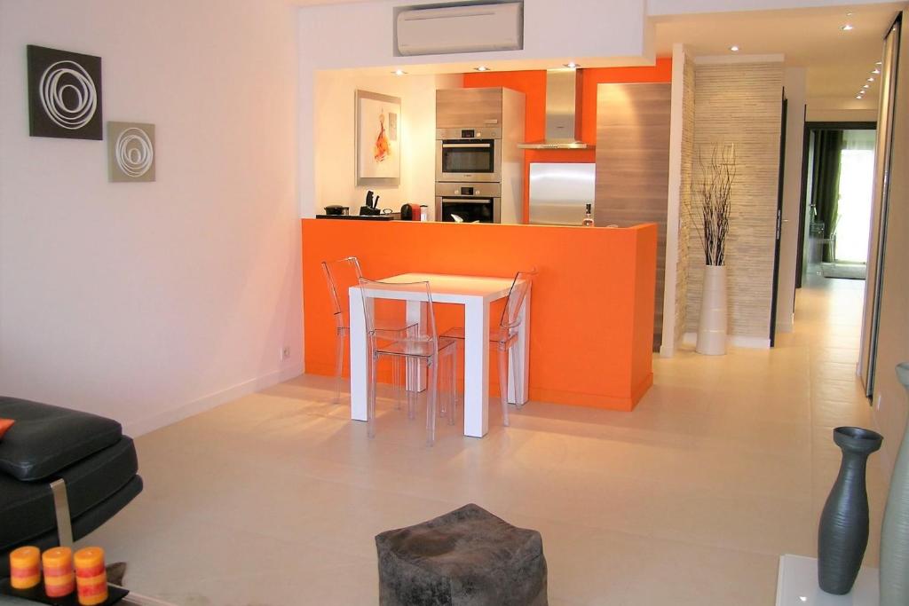 Modern two bedroom apartment with two bathrooms, just behind the CARLTON 6 Rue Jean-Baptiste Dumas Résidence Les Tuileries, bâtiment A, 06400 Cannes