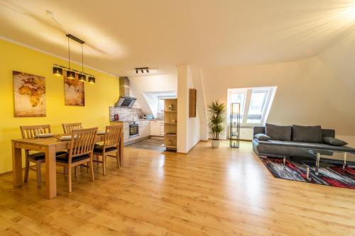 Moderne Dachgeschosswohnung - Parkplatz - Netflix
