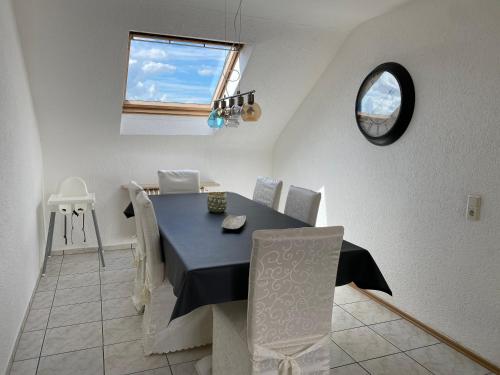 Moderne Ferien-Dachwohnung in idyllischer Lage