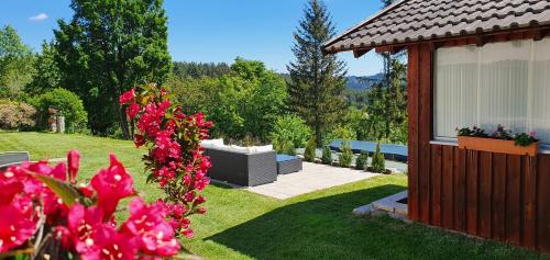 Moderne Ferienwohnung mit eigenem Garten und traumhaften Blick
