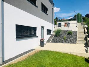 Moderne Ferienwohnung mit Terrasse und Garten