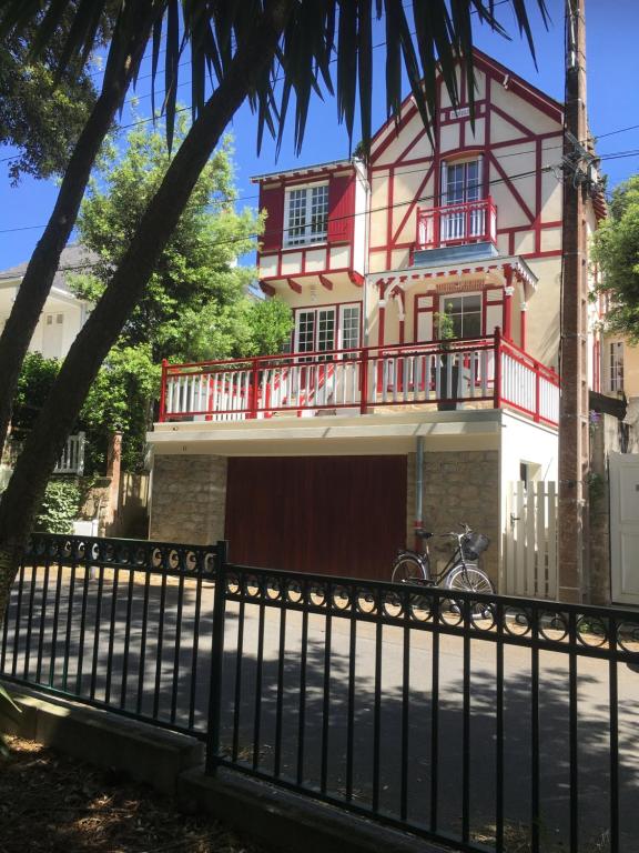 Moderne Landhaus-Ferienwohnung mit Balkon