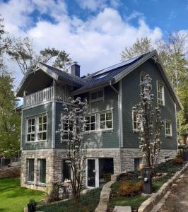 Moderne Wohnung im skandinavischen Stil am Waldrand