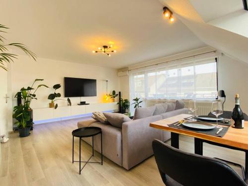 Moderne Wohnung mit Balkon und Blick auf Koblenz