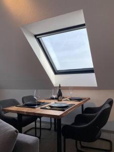 Moderne Wohnung mit Balkon und Blick auf Koblenz