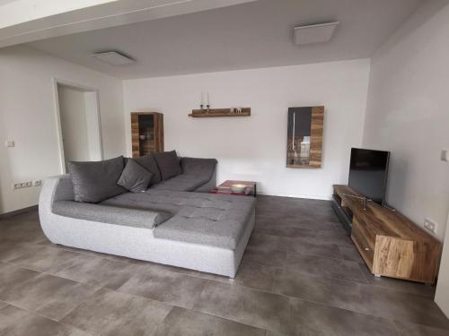 Moderne Wohnung mit Terrasse und eigenem Zugang.