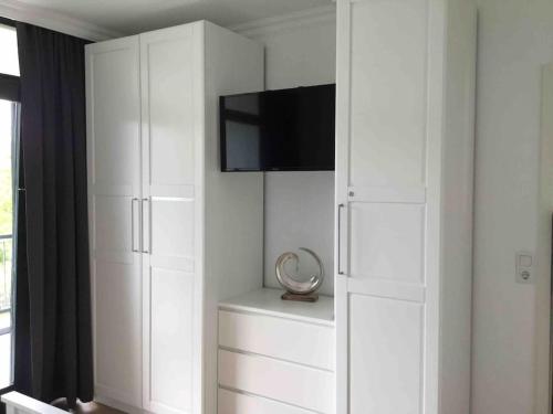 Modernes 2-Raum Apartment am See - Pool und Sauna.