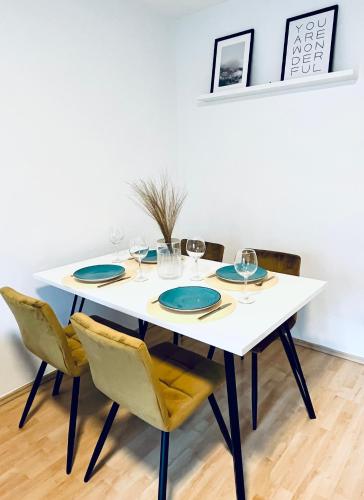 Modernes 3 Zimmer Apartment für 6 Gäste mit WLAN, Balkon, Smart-TV in City-Nähe!