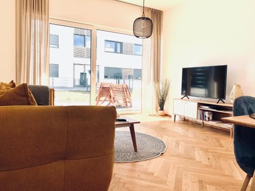 Modernes Apartment am See mit Terrasse