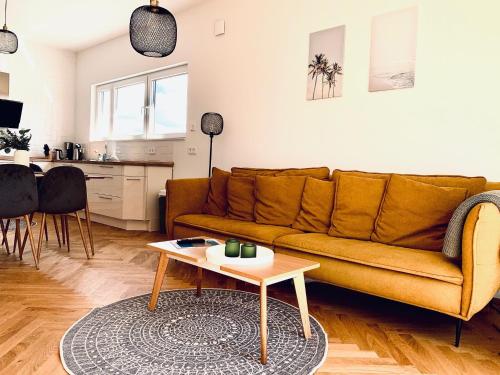 Modernes Apartment am See mit Terrasse