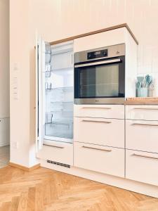 Modernes Apartment am See mit Terrasse