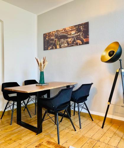 Modernes Apartment - Kingsize-Bett, Smart-TV mit Balkon im Altbaustil & zentrumsnah