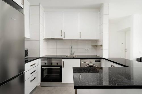Modernes Apartment mit Blick auf Ozean und Berge