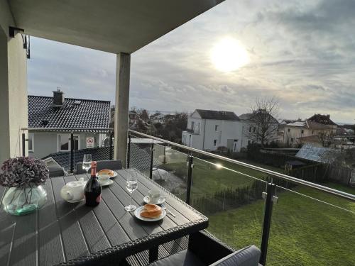 Modernes Apartment mit See- und Stadtblick