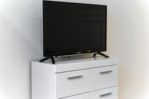 Modernes Basement-Studio mit Kingsize-Wasserbett und Walk-in Dusche mit guter Anbindung in die Innenstadt