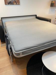 Modernes Basement-Studio mit Kingsize-Wasserbett und Walk-in Dusche mit guter Anbindung in die Innenstadt