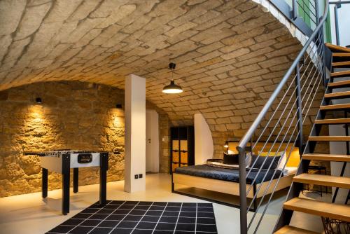Modernes Loft mit Sandstein-Gewölbe im Zentrum