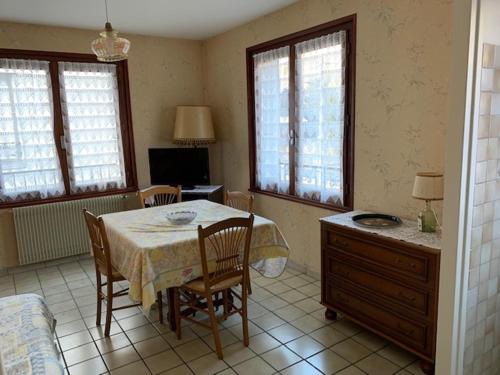 Appartement Appartement Mont-Dore, 2 pièces, 4 personnes - FR-1-415-31 4 Rue Latru -  - Le Mont-Dore