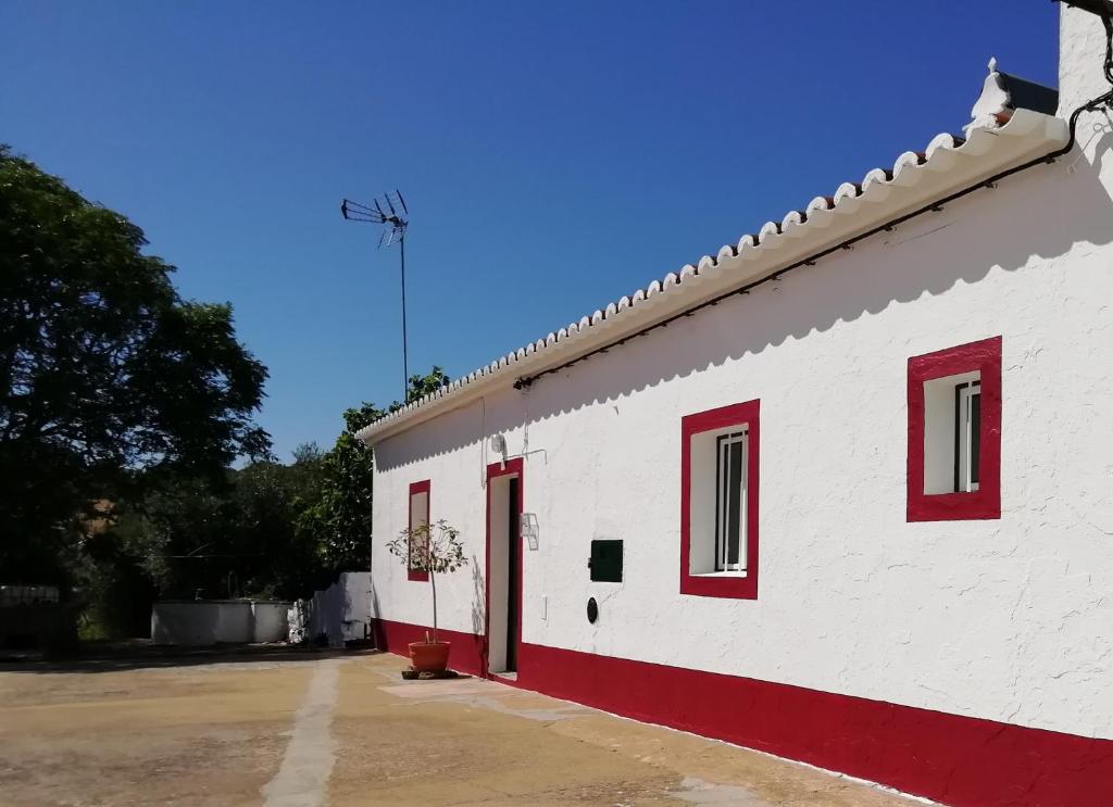 Monte da Cruz 18 Rua da Azaruja, 18 - Estrada Nacional 18, 7100-309 Évora Monte