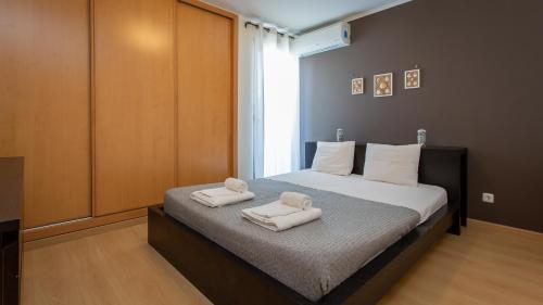 Monte Gordo 2BDR Apartment w/ AC & Balcony by LovelyStay
