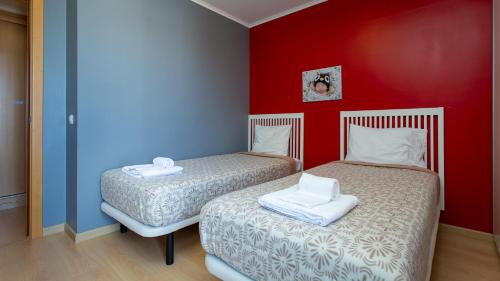 Monte Gordo 2BDR Apartment w/ AC & Balcony by LovelyStay